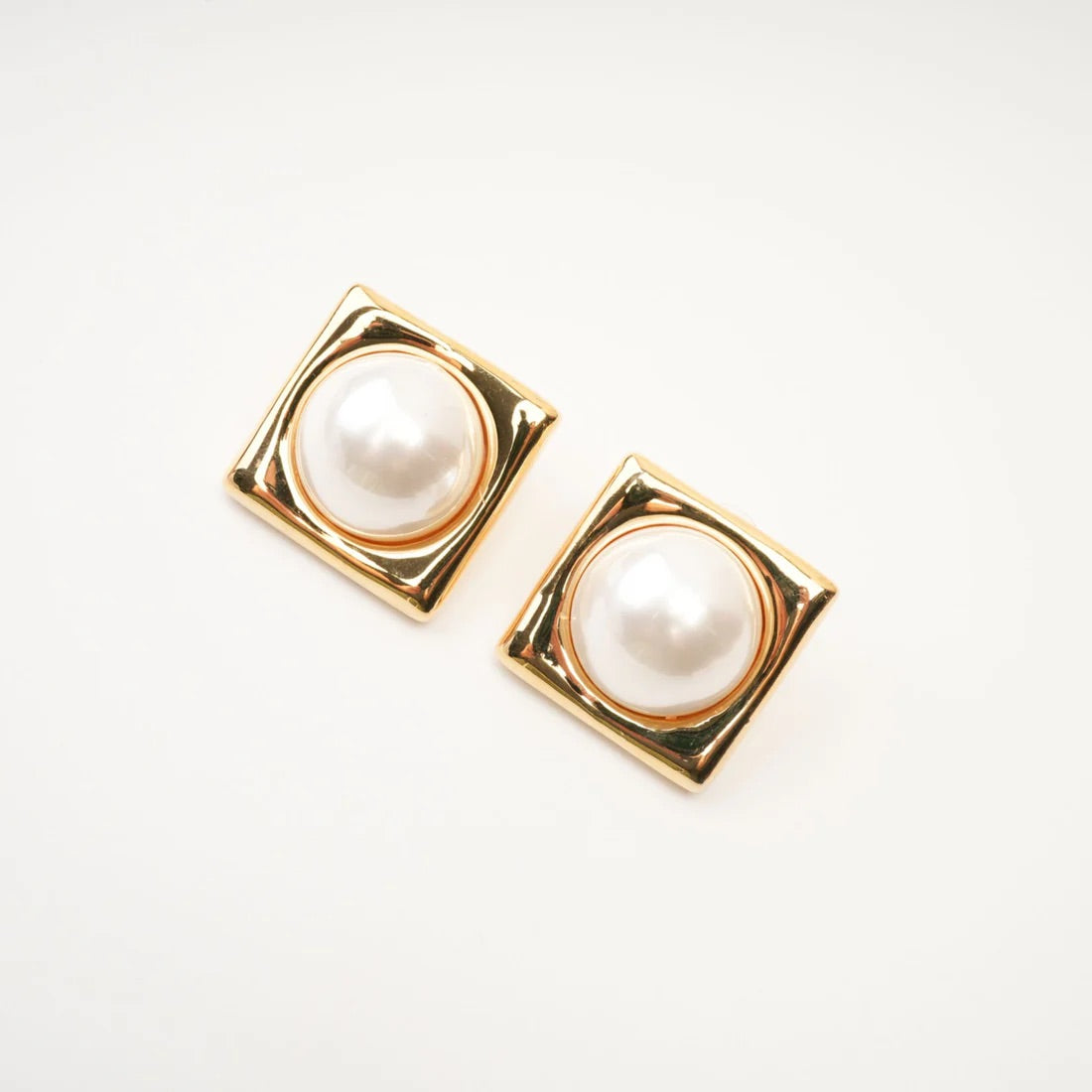Juana Aretes cuadrados con perla