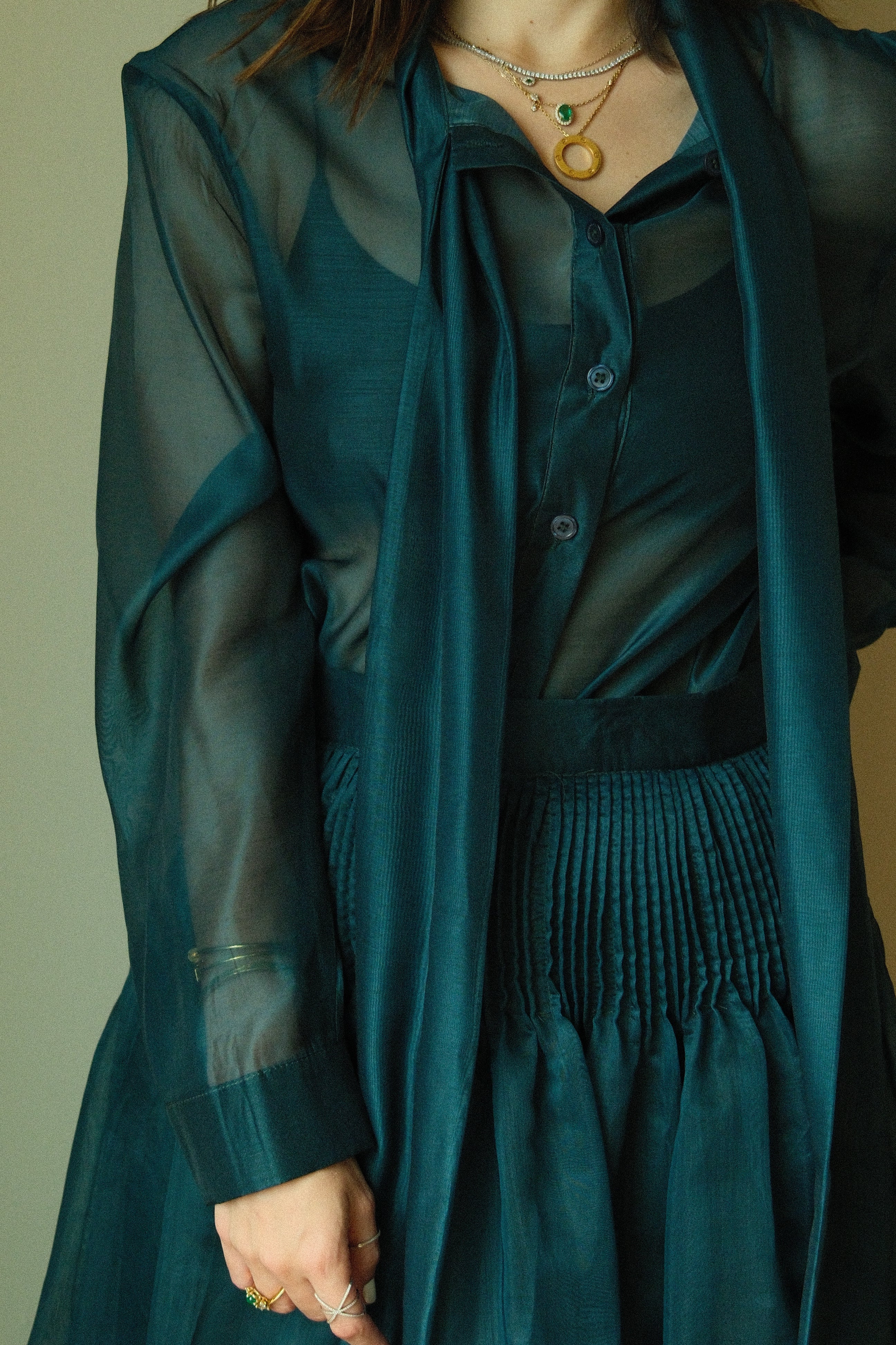Zoé Conjunto Verde Oscuro Blusa y Falda con Lazo