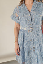 Alana Vestido Camisero Floreado Azul con Cinturón