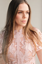 Vérane Vestido Midi Rosa con Encaje Floral