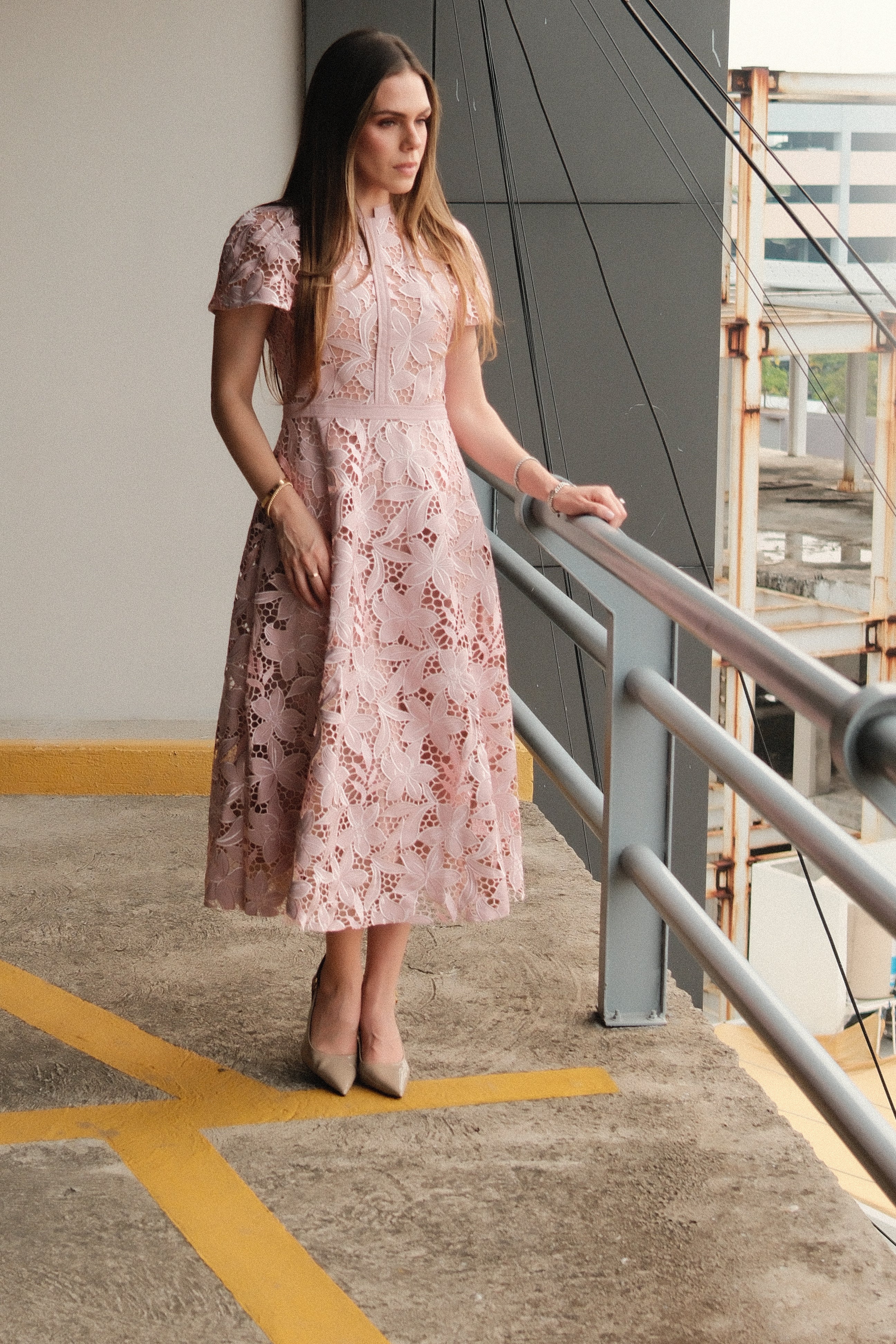 Vérane Vestido Midi Rosa con Encaje Floral