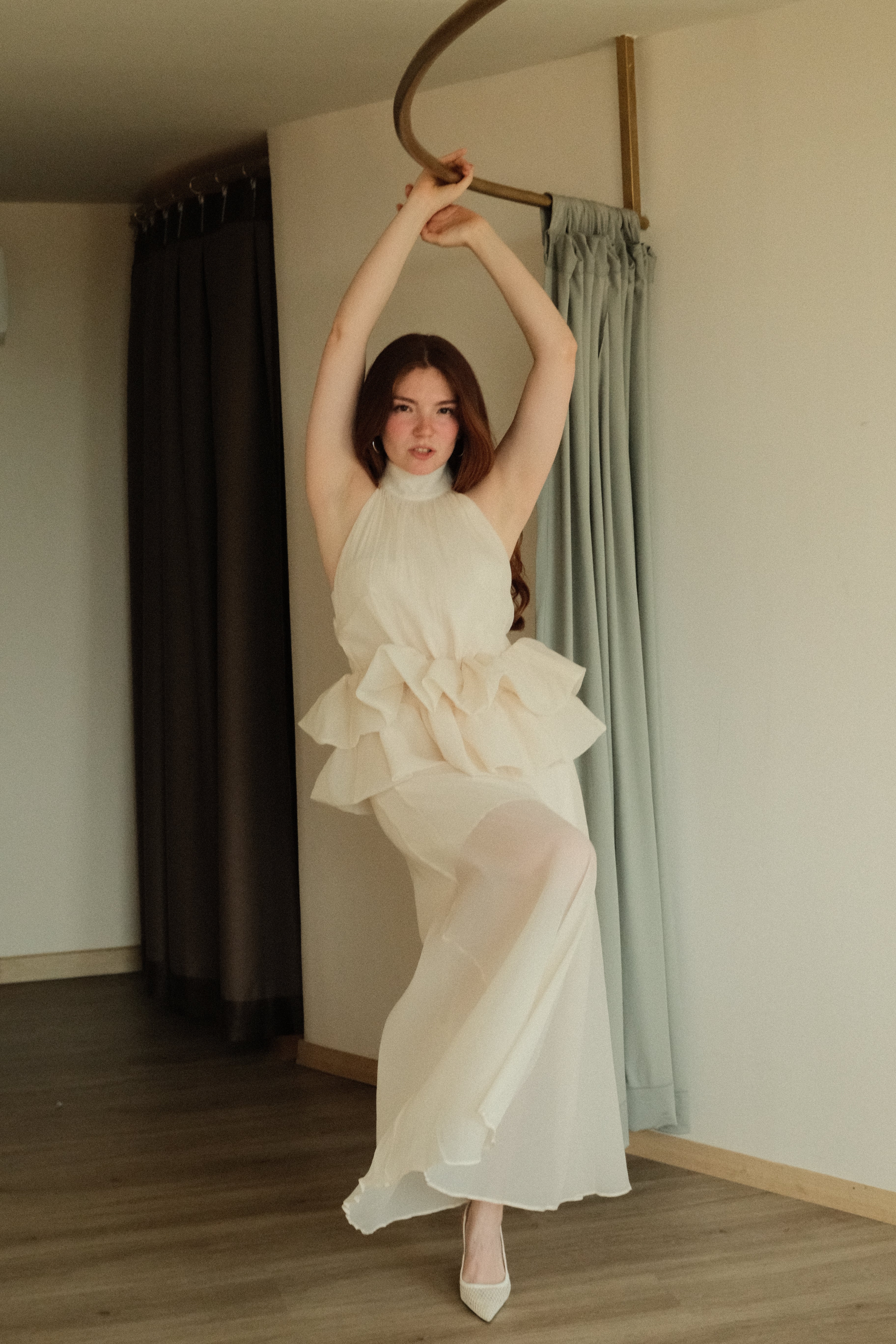 Roberta Vestido Beige con olanes