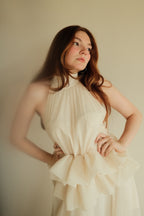 Roberta Vestido Beige con olanes