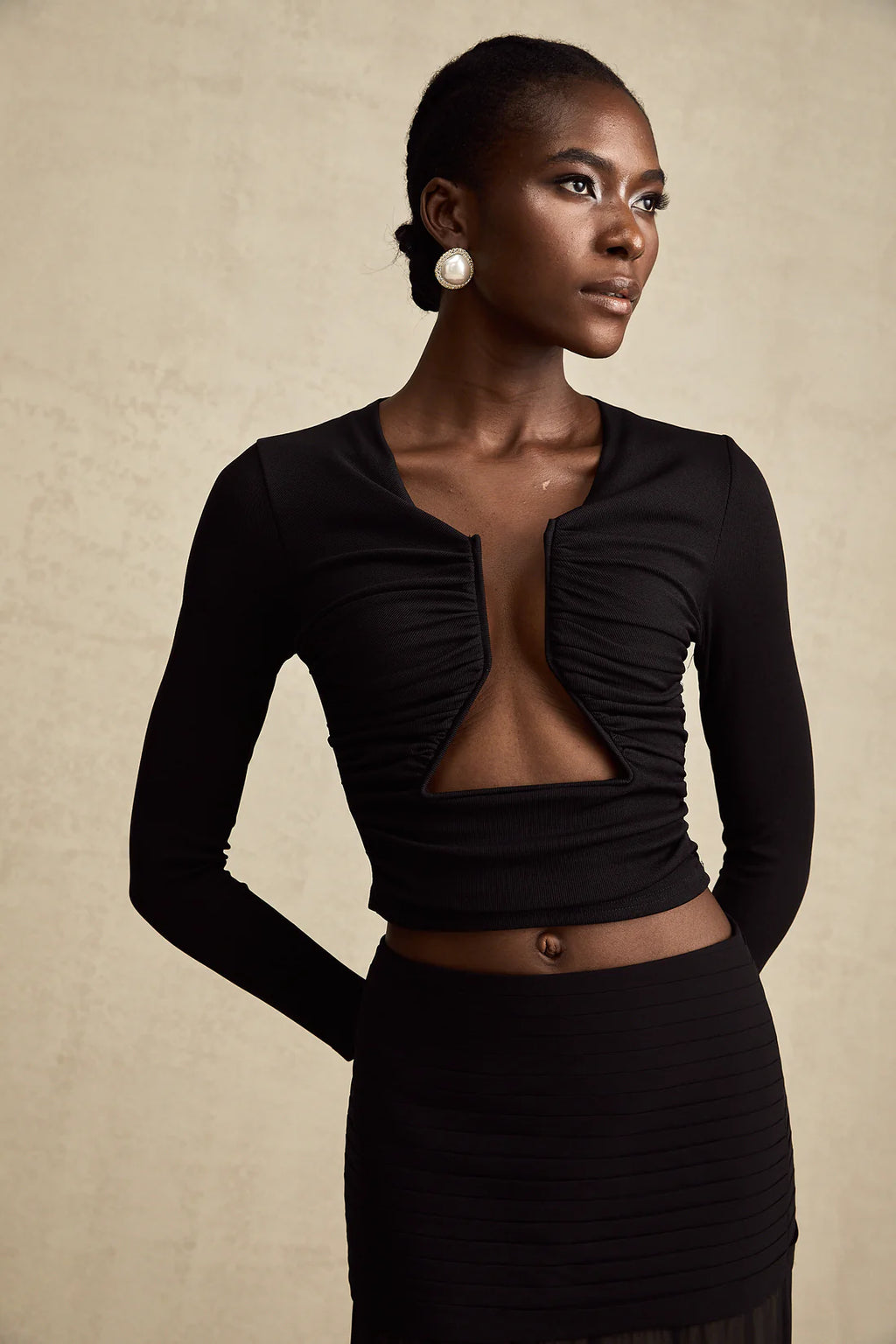 Anais Top negro manga larga con escote
