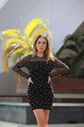 Vestido Negro con Perlas Blancas